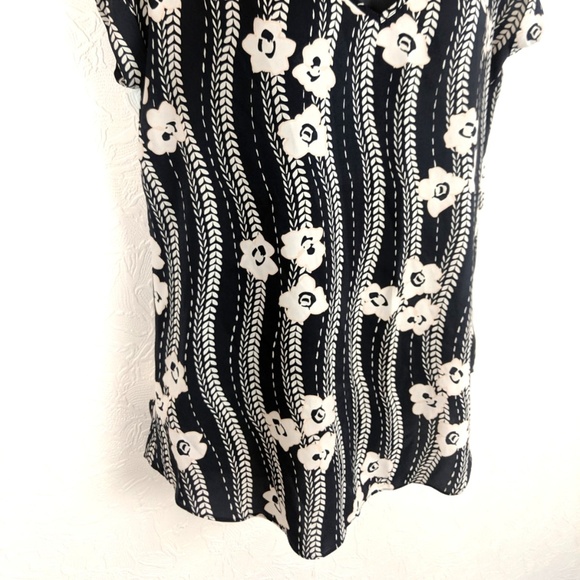 EXPRESS Womens Stretch Floral Short Sleeve Top - Picture 3 of 6